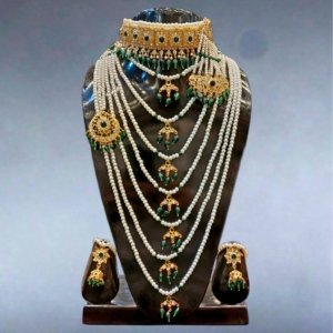 Nawab-E-Zamrud Pearl Set